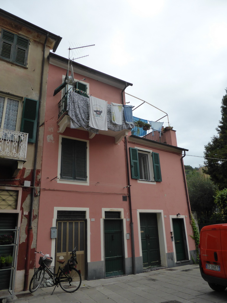 House with laundry at the Via Matteo Vinzoni street