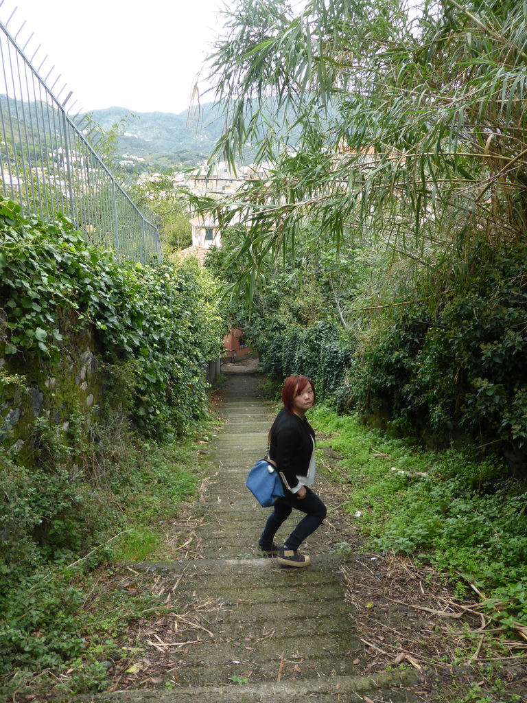 Miaomiao at the path along the Levanto Castle, with a view on the west side of the town