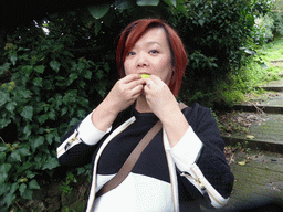 Miaomiao eating fruit at the path along the Levanto Castle