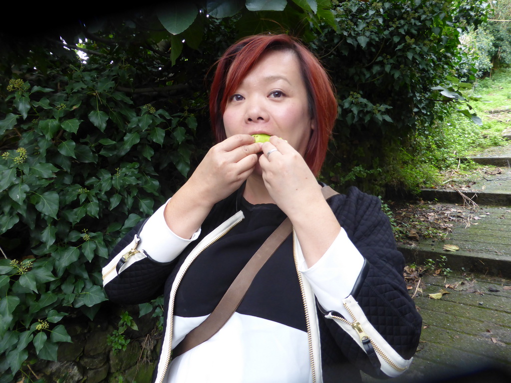 Miaomiao eating fruit at the path along the Levanto Castle