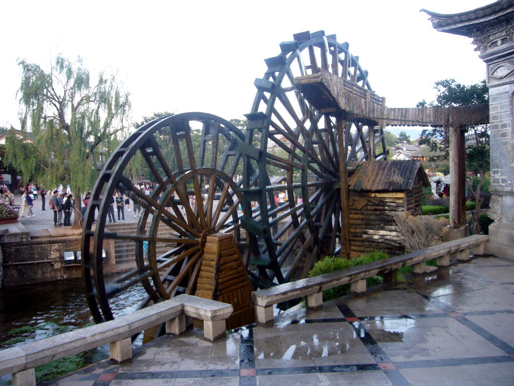Water wheel at Yuhe Square in the Old City of Lijiang