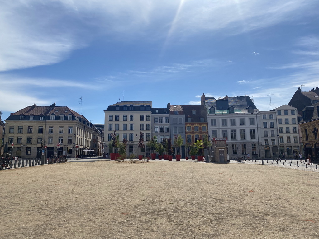 Front of houses at the Parc Louise de Bettignies square