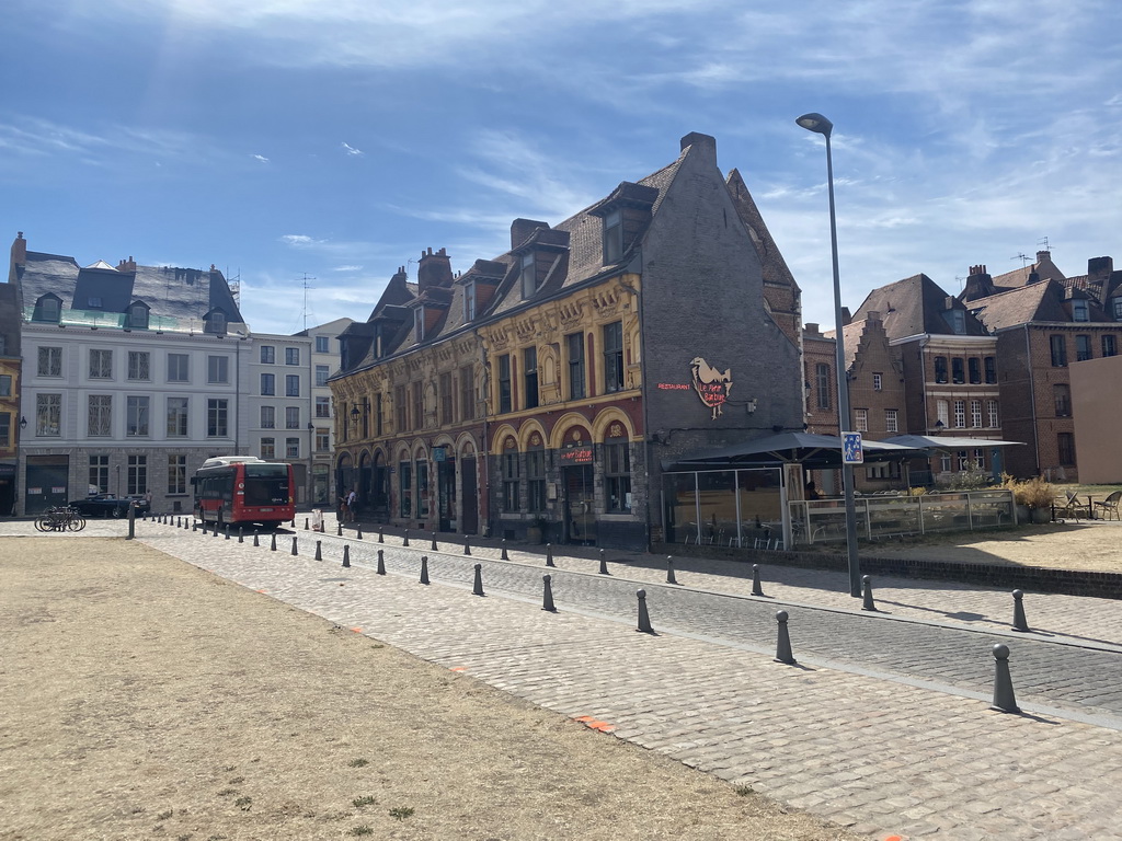 Front of houses at the Avenue du Peuple Belge street