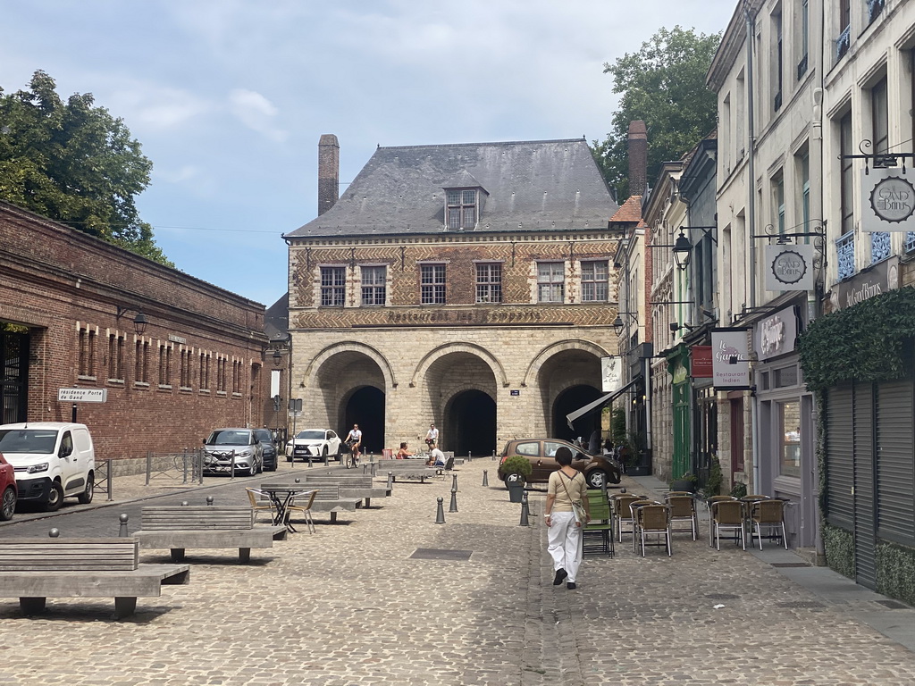 Miaomiao in front of the Porte de Gand gate at the Rue de Gand street