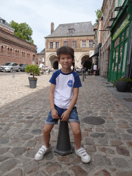 Max in front of the Porte de Gand gate at the Rue de Gand street