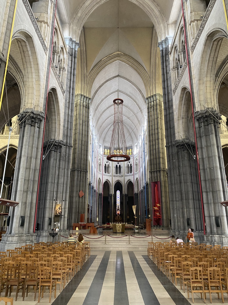 Nave, apse and altar of the Lille Cathedral