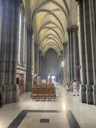 Miaomiao and Max at the aisle of the Lille Cathedral