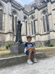 Max with the statue of Cardinal Achille Lienard at the south side of the Lille Cathedral at the Square Arnauld Chillon park