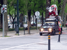 Car with S.L. Benfica decorations at the Avenida da Liberdade avenue