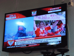 TV with images of the championship of the S.L. Benfica soccer team at the A Gina Restaurant