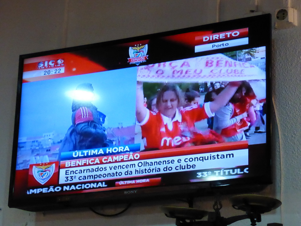 TV with images of the championship of the S.L. Benfica soccer team at the A Gina Restaurant