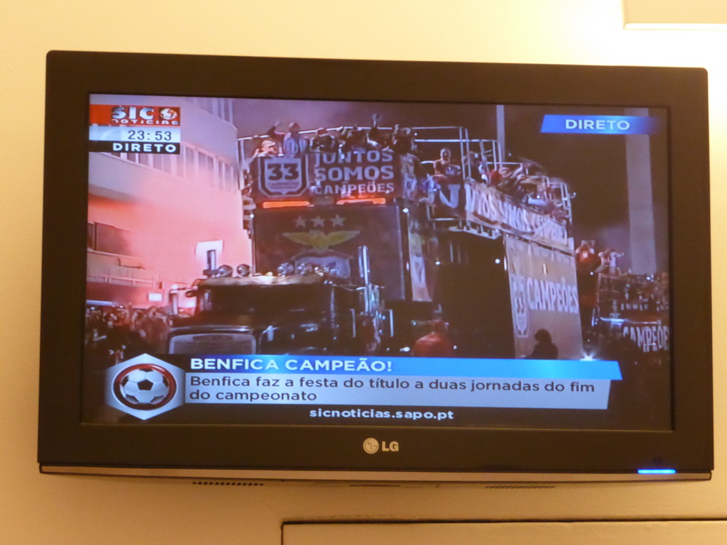 TV with images of the championship of the S.L. Benfica soccer team in our room in the Embaixador Hotel