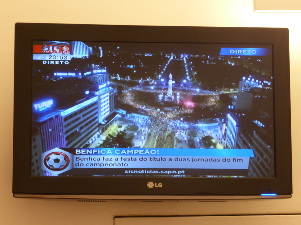 TV with images of the championship of the S.L. Benfica soccer team in our room in the Embaixador Hotel