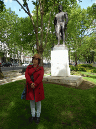 Miaomiao with the statue of Simón Bolívar at the Avenida da Liberdade avenue