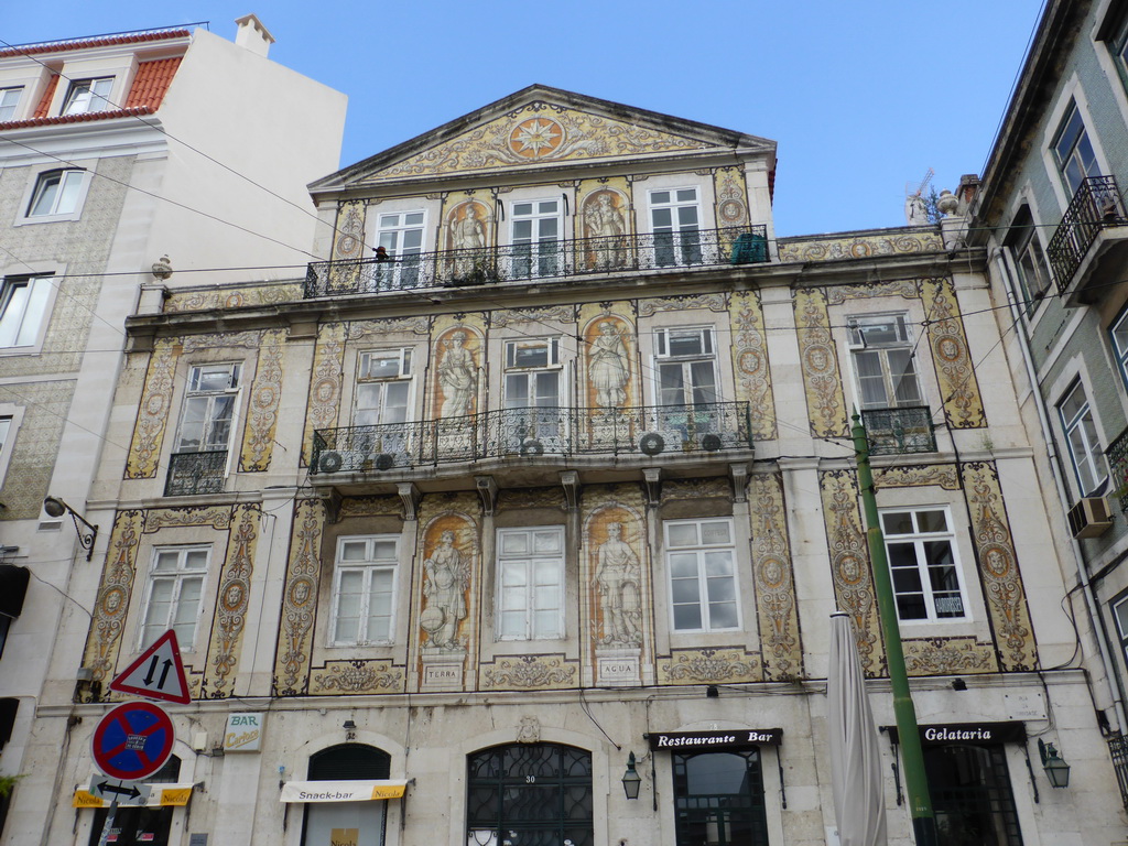 Front of the Casa do Ferreira das Tabuletas building at the Rua Trindade street