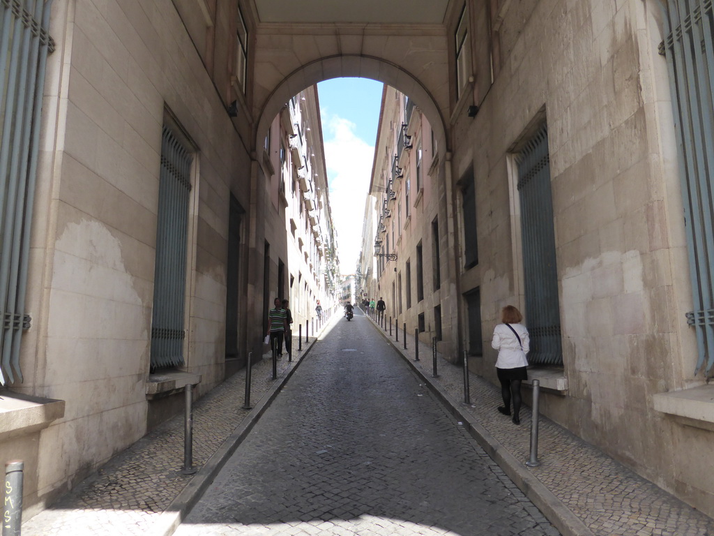 The Rua da Rosa street, viewed from the Rua do Loreto street