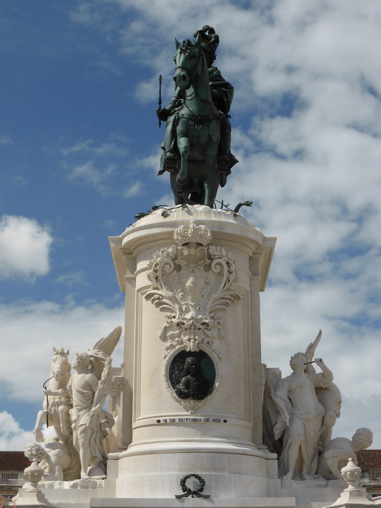 Front of the equestrian statue of King José I at the Praça do Comércio square