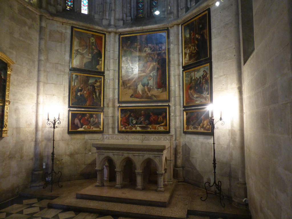 Altar and retable in the Chapel of Bartolomeu Joanes at the Lisbon Cathedral