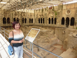 Miaomiao with the ruins at the central square of the Cloister of the Lisbon Cathedral