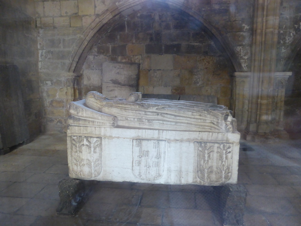 Tomb of D. Margarida Albernaz in the Chapel of Nossa Senhora da Piedade at the Cloister of the Lisbon Cathedral