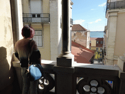 Miaomiao at a window at the Cloister of the Lisbon Cathedral, with a view on the south side of the city and the Rio Tejo river