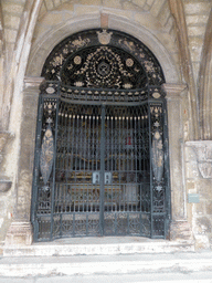 Chapel behind a gate with an altar at the Cloister of the Lisbon Cathedral
