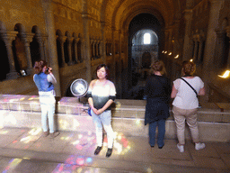 Miaomiao at the upper floor of the Lisbon Cathedral, with a view on the nave and apse