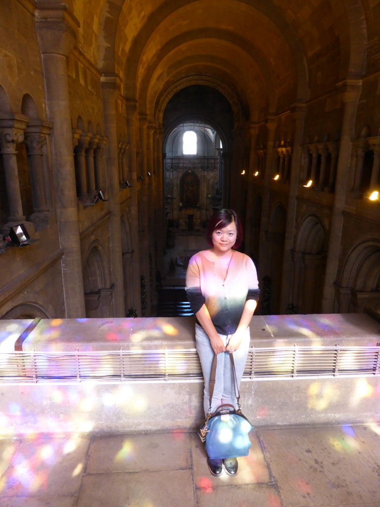 Miaomiao at the upper floor of the Lisbon Cathedral, with a view on the nave and apse