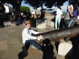 Tim with a cannon at the Praça d`Armas square at the São Jorge Castle