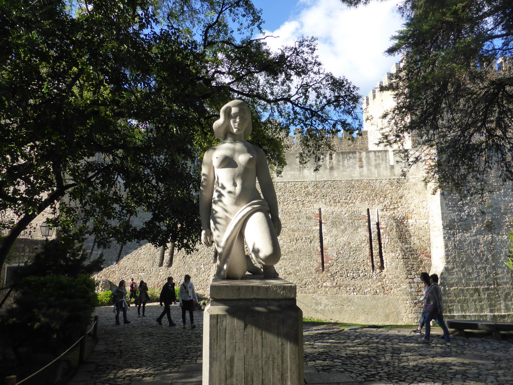 Statue in the gardens of the São Jorge Castle, with a view on the southwestern wall of the São Jorge Castle