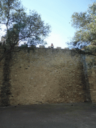 Miaomiao on top of the western wall of the São Jorge Castle, viewed from below