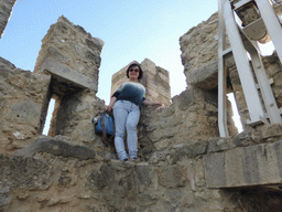 Miaomiao at one of the western towers of the São Jorge Castle