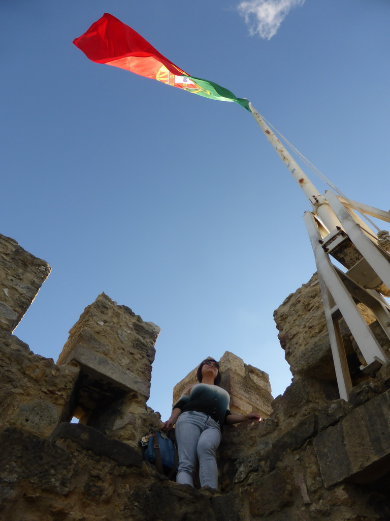 Miaomiao and Portuguese flag at one of the western towers of the São Jorge Castle