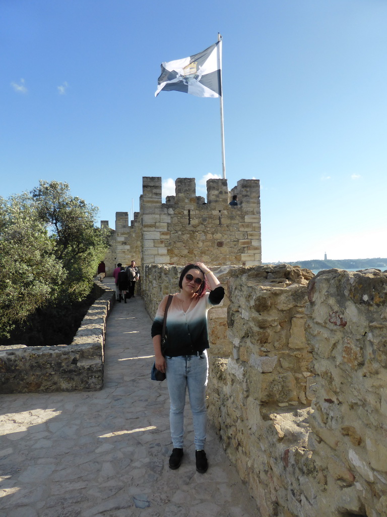 Miaomiao on top of the western wall of the São Jorge Castle, with a view on the Rio Tejo river and the Cristo Rei statue