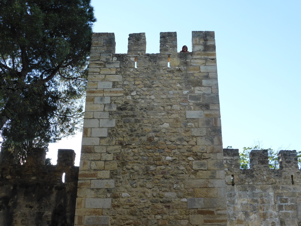 Miaomiao on top of the Tower of Ulysses of the São Jorge Castle, viewed from below