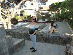 Miaomiao on top of the northeastern wall of the São Jorge Castle, with a view on the archaeological site