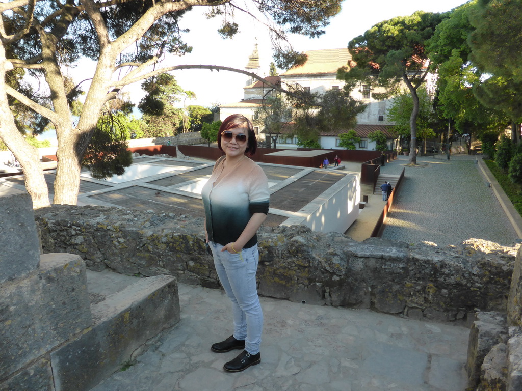 Miaomiao on top of the northeastern wall of the São Jorge Castle, with a view on the archaeological site