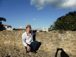 Tim at the east side of the archaeological site of the São Jorge Castle, with a view on the Igreja de São Vicente de Fora church