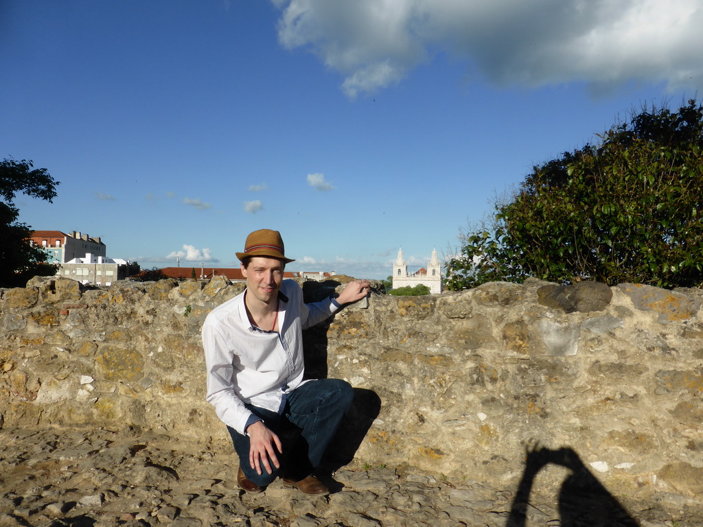 Tim at the east side of the archaeological site of the São Jorge Castle, with a view on the Igreja de São Vicente de Fora church