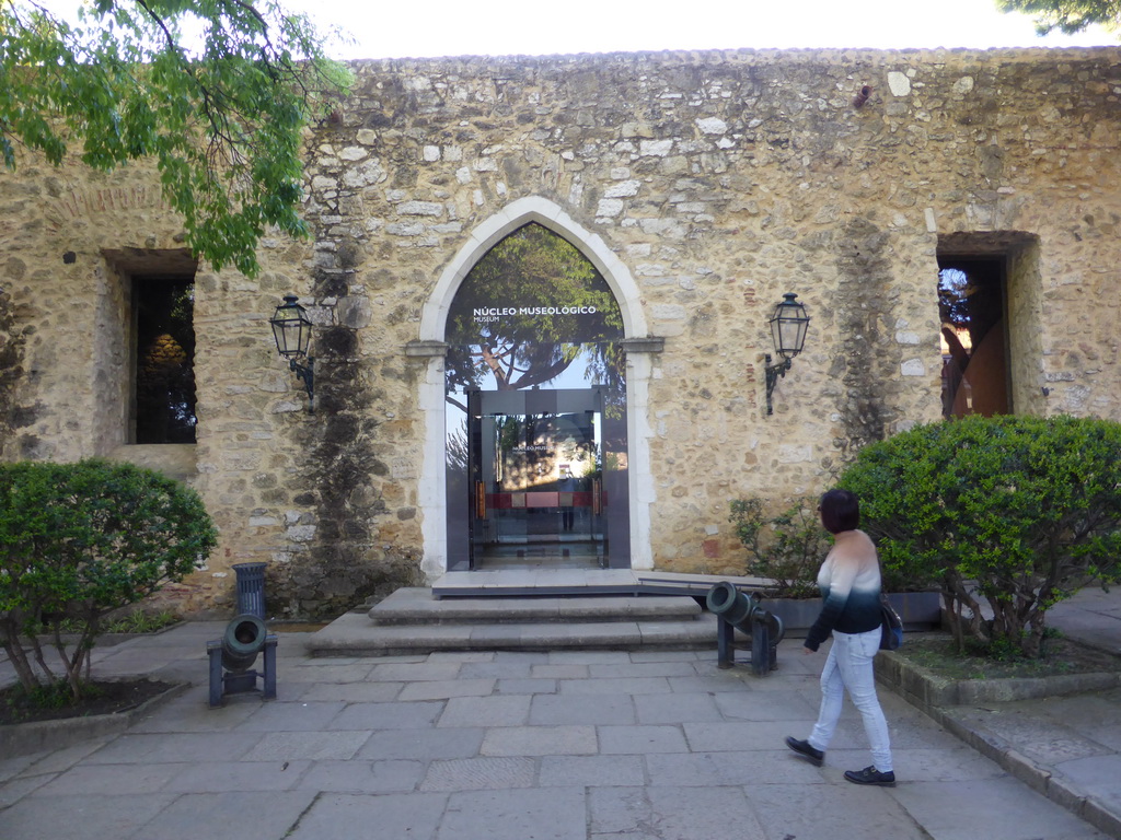 Miaomiao in front of the Museum of the São Jorge Castle