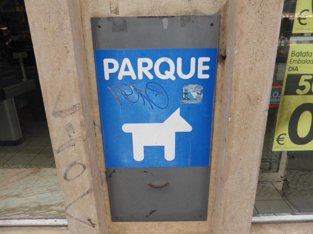 Sign in front of the Minipreço supermarket at the Avenida Duque de Loulé avenue