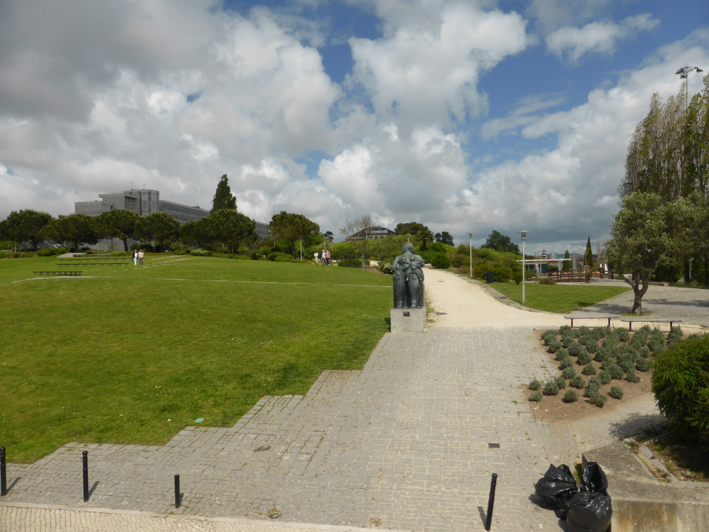 Statue at the northeast side of the Parque Eduardo VII park, viewed from the sightseeing bus