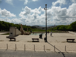 Fountain at the Parque Eduardo VII park and the Praça do Marquês de Pombal square with the statue of the Marquess of Pombal, viewed from the sightseeing bus at the Alameda Cardeal Cerejeira street