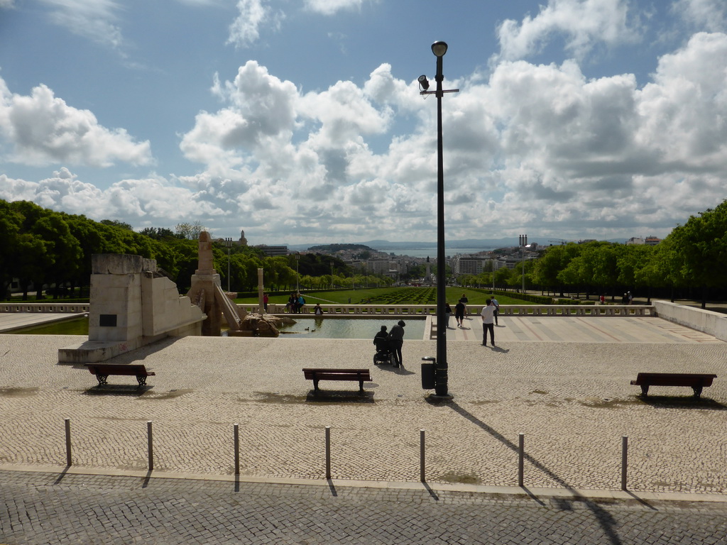 Fountain at the Parque Eduardo VII park and the Praça do Marquês de Pombal square with the statue of the Marquess of Pombal, viewed from the sightseeing bus at the Alameda Cardeal Cerejeira street