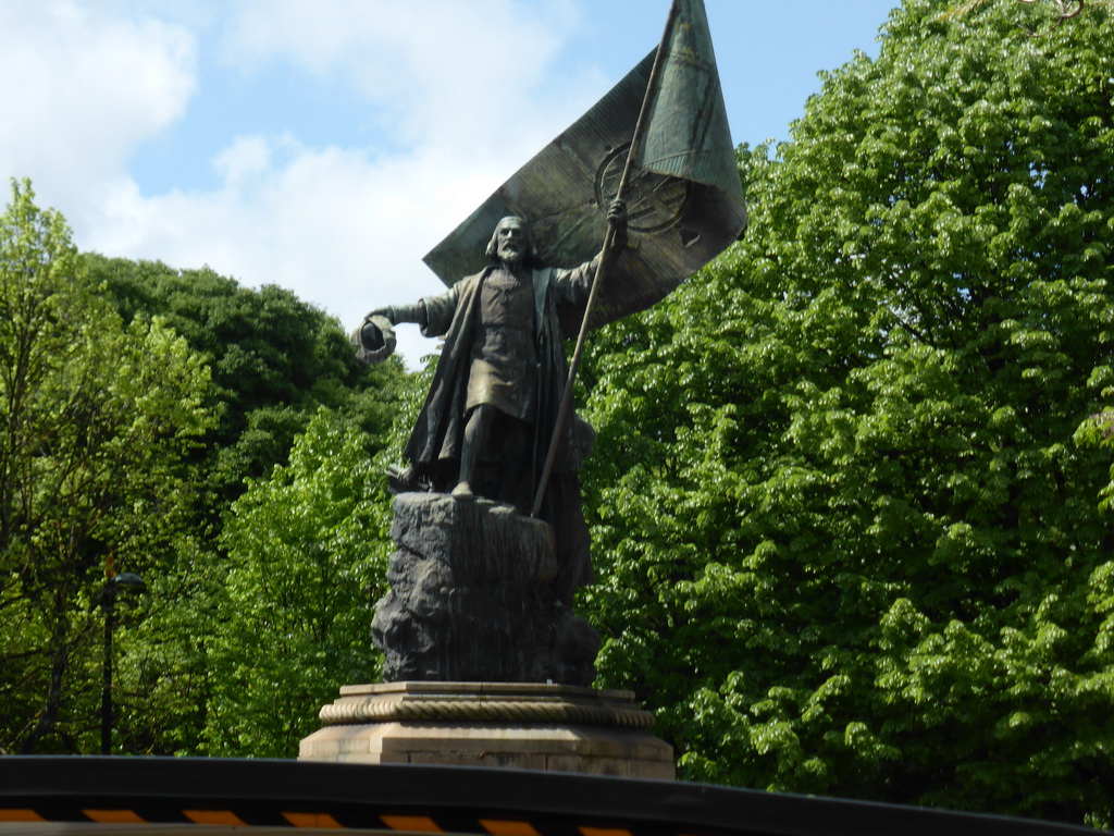 The Monument to Pedro Álvares Cabral at the Avenida Álvares Cabral avenue and the Jardim da Estrela garden, viewed from the sightseeing bus