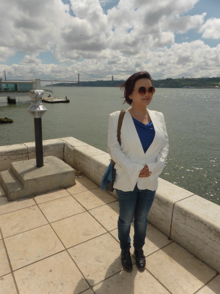 Miaomiao at the gardens of the Torre de Belém tower, with a view on the Ponte 25 de Abril bridge over the Rio Tejo river and the Cristo Rei statue