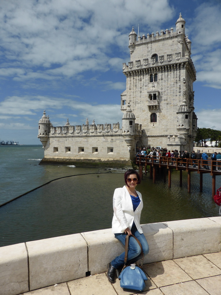 Miaomiao in front of the Torre de Belém tower