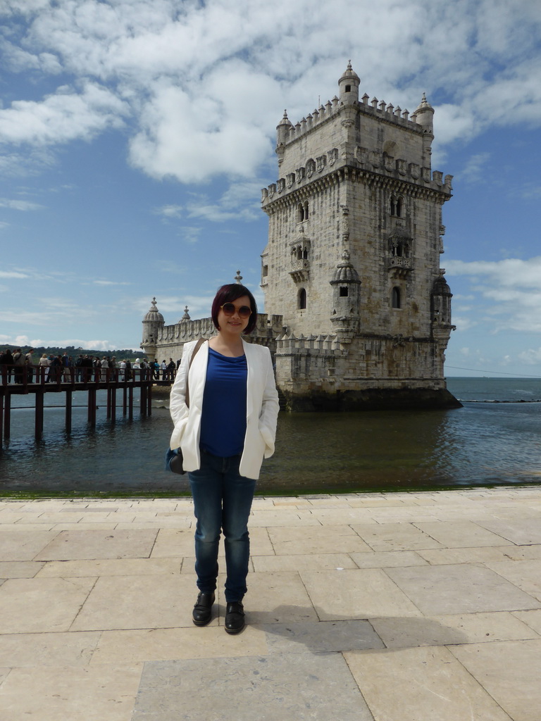 Miaomiao in front of the Torre de Belém tower