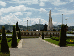 Fountain at the Jardim da Praça do Império garden and the Padrão dos Descobrimentos monument