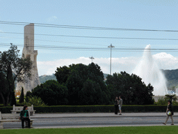 Fountain at the Jardim da Praça do Império garden and the Padrão dos Descobrimentos monument